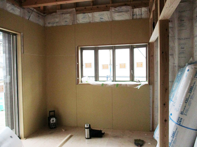 建具枠取付&断熱材&石膏ボードを張っております