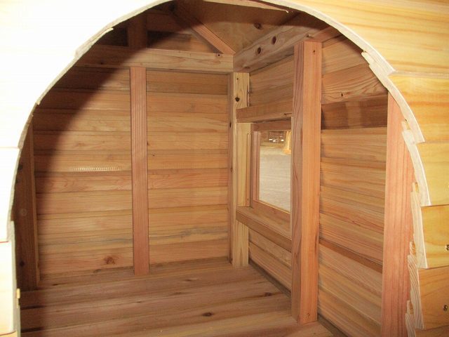 小窓付き犬小屋