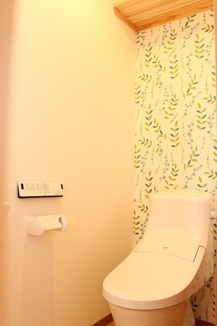 植物の模様のトイレの壁紙
