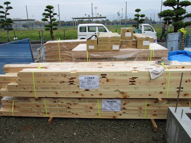 材料搬入