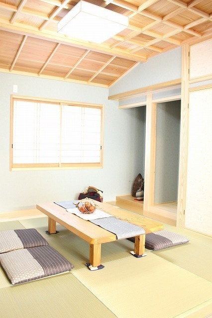 薄水色の和室の壁紙