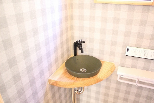ギンガムチェックのトイレの壁紙