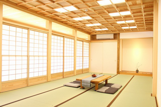 格子組天井と16帖大広間