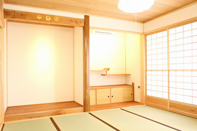 ケヤキで仕上げた床の間