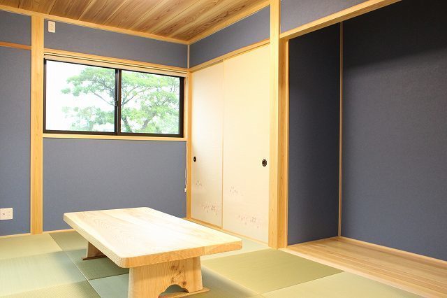 濃いめの壁紙で落ち着きのある和室