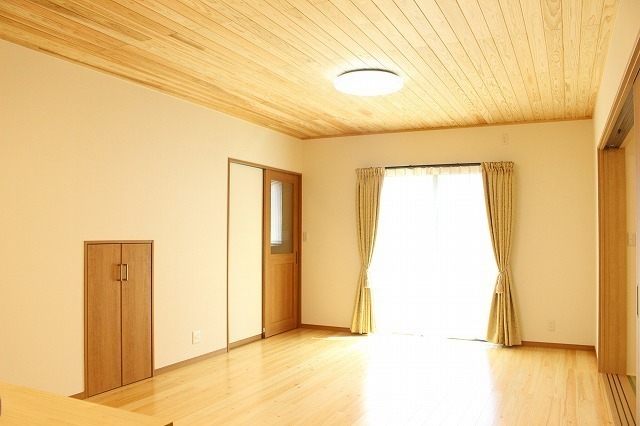 左の背の低い扉は階段下収納
