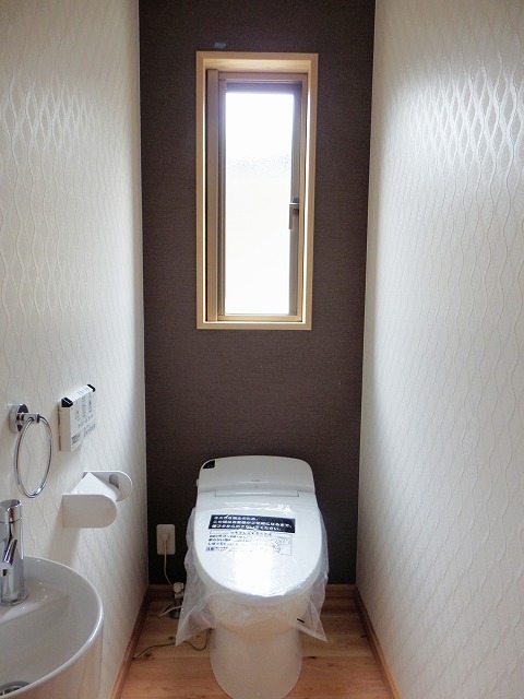 高級感あるトイレの壁紙の組み合わせ