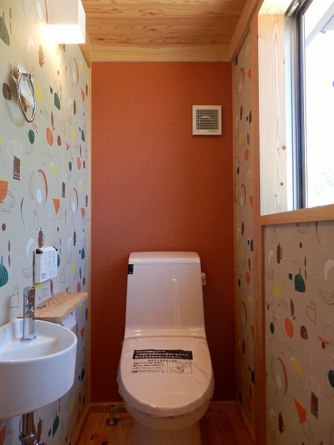 ポップでかわいいトイレの壁紙